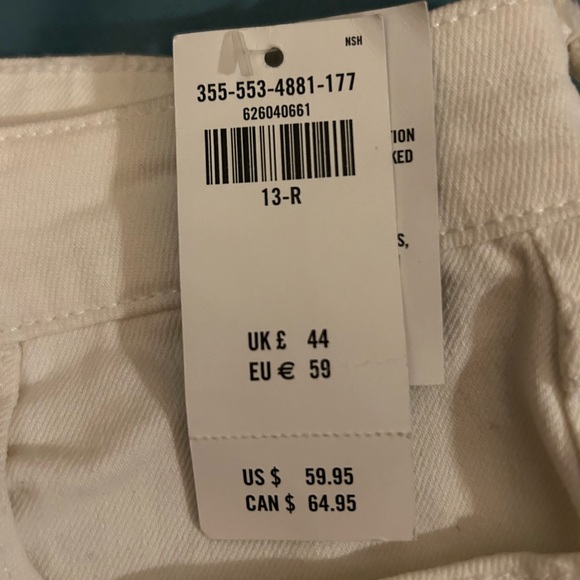 NWT women’s White Hollister Distressed Jeans. - Picture 6 of 9